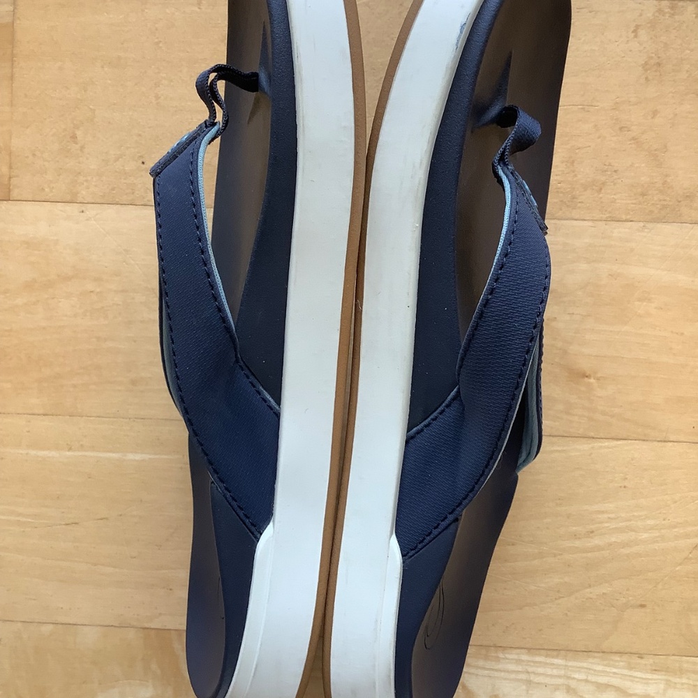 Olukai Nu'a Pi'o sandals.  VGUC. - Picture 2 of 3